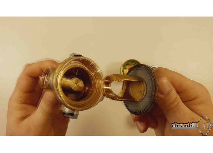 Membrane water pressure regulator device.
