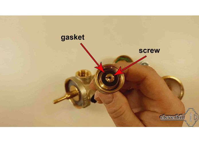 Membrane water pressure regulator device.