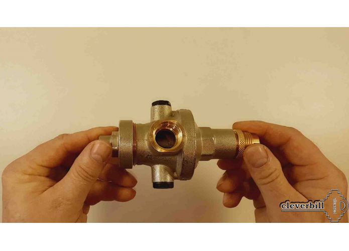 Membrane water pressure regulator device.